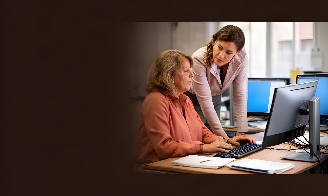 Persona adulta participando en un taller de formación laboral con ordenadores y acompañamiento profesional en Figueres